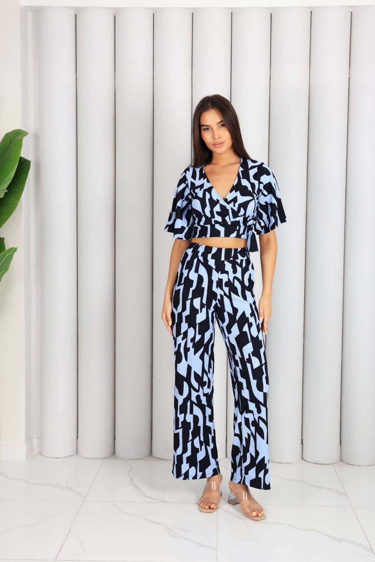 MODERN DESENLİ İKİLİ TAKIM - CROP BLUZ VE BOL PAÇA PANTOLON 